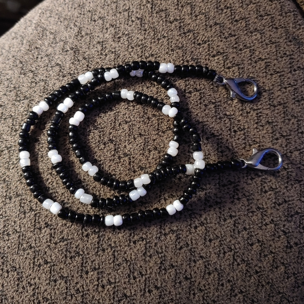 Black & White Beaded Face Mask Holder